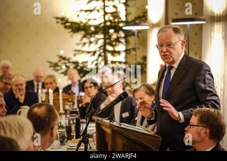 Rund 140 Gaeste aus Politik, Religion und Gesellschaft kommen am 06.01.2024 im evangelischen Kloster Loccum bei Nienburg zum traditionellen Epiphanias-Empfang der hannoverschen Landeskirche zusammen. Redner sind Niedersachsens Ministerpraesident Stephan weil SPD im Foto bei seiner Ansprache und Landesbischof Ralf Meister, der auch Abt des Klosters ist. Der Empfang in dem mehr als 850 Jahre alten Zisterzienserkloster gilt traditionell als Auftakt des politischen Jahres in Niedersachsen. Die Gaeste sitzen dicht gedraengt im Refektorium, dem ehemaligen Speisesaal der Moenche mit hohen gotischen G Stockfoto