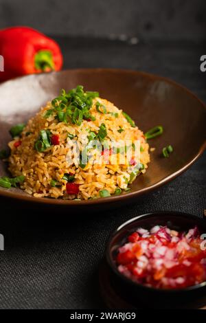 Nahaufnahme des peruanischen Gerichts Arroz chaufa, sehr beliebt in der peruanischen Kultur. Stockfoto