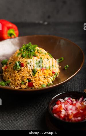 Nahaufnahme des peruanischen Gerichts Arroz chaufa, sehr beliebt in der peruanischen Kultur. Stockfoto