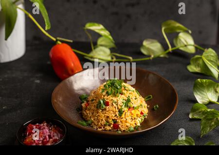 Nahaufnahme des peruanischen Gerichts Arroz chaufa, sehr beliebt in der peruanischen Kultur. Stockfoto