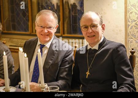 Rund 140 Gaeste aus Politik, Religion und Gesellschaft kommen am 06.01.2024 im evangelischen Kloster Loccum bei Nienburg zum traditionellen Epiphanias-Empfang der hannoverschen Landeskirche zusammen. Redner sind Niedersachsens Ministerpraesident Stephan weil SPD, l und Landesbischof Ralf Meister r, der auch Abt des Klosters ist. Der Empfang in dem mehr als 850 Jahre alten Zisterzienserkloster gilt traditionell als Auftakt des politischen Jahres in Niedersachsen. Die Gaeste sitzen dicht gedraengt im Refektorium, dem ehemaligen Speisesaal der Moenche mit hohen gotischen Gewoelben und historische Stockfoto