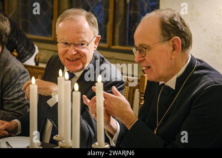 Rund 140 Gaeste aus Politik, Religion und Gesellschaft kommen am 06.01.2024 im evangelischen Kloster Loccum bei Nienburg zum traditionellen Epiphanias-Empfang der hannoverschen Landeskirche zusammen. Redner sind Niedersachsens Ministerpraesident Stephan weil SPD, l und Landesbischof Ralf Meister r, der auch Abt des Klosters ist. Der Empfang in dem mehr als 850 Jahre alten Zisterzienserkloster gilt traditionell als Auftakt des politischen Jahres in Niedersachsen. Die Gaeste sitzen dicht gedraengt im Refektorium, dem ehemaligen Speisesaal der Moenche mit hohen gotischen Gewoelben und historische Stockfoto