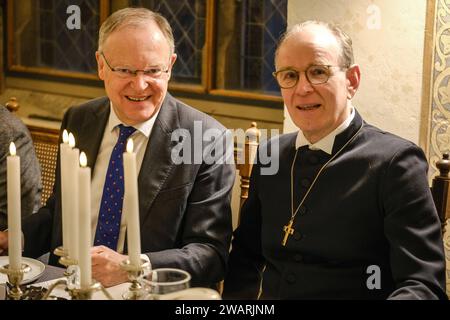 Rund 140 Gaeste aus Politik, Religion und Gesellschaft kommen am 06.01.2024 im evangelischen Kloster Loccum bei Nienburg zum traditionellen Epiphanias-Empfang der hannoverschen Landeskirche zusammen. Redner sind Niedersachsens Ministerpraesident Stephan weil SPD, l und Landesbischof Ralf Meister r, der auch Abt des Klosters ist. Der Empfang in dem mehr als 850 Jahre alten Zisterzienserkloster gilt traditionell als Auftakt des politischen Jahres in Niedersachsen. Die Gaeste sitzen dicht gedraengt im Refektorium, dem ehemaligen Speisesaal der Moenche mit hohen gotischen Gewoelben und historische Stockfoto