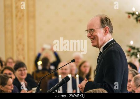 Rund 140 Gaeste aus Politik, Religion und Gesellschaft kommen am 06.01.2024 im evangelischen Kloster Loccum bei Nienburg zum traditionellen Epiphanias-Empfang der hannoverschen Landeskirche zusammen. Redner sind Niedersachsens Ministerpraesident Stephan weil SPD und Landesbischof Ralf Meister im Foto bei seiner Ansprache, der auch Abt des Klosters ist. Der Empfang in dem mehr als 850 Jahre alten Zisterzienserkloster gilt traditionell als Auftakt des politischen Jahres in Niedersachsen. Die Gaeste sitzen dicht gedraengt im Refektorium, dem ehemaligen Speisesaal der Moenche mit hohen gotischen G Stockfoto