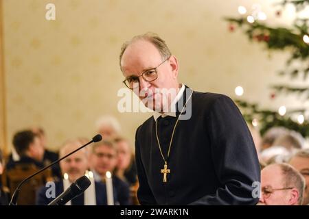 Rund 140 Gaeste aus Politik, Religion und Gesellschaft kommen am 06.01.2024 im evangelischen Kloster Loccum bei Nienburg zum traditionellen Epiphanias-Empfang der hannoverschen Landeskirche zusammen. Redner sind Niedersachsens Ministerpraesident Stephan weil SPD und Landesbischof Ralf Meister im Foto bei seiner Ansprache, der auch Abt des Klosters ist. Der Empfang in dem mehr als 850 Jahre alten Zisterzienserkloster gilt traditionell als Auftakt des politischen Jahres in Niedersachsen. Die Gaeste sitzen dicht gedraengt im Refektorium, dem ehemaligen Speisesaal der Moenche mit hohen gotischen G Stockfoto