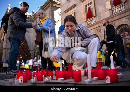 Barcelona, Spanien. Januar 2024. Eine ukrainische Frau sah Kerzen anzünden, um all denen zu gedenken, die während des Krieges getötet wurden. Rund 200 Ukrainer versammelten sich auf Barcelonas Plaza Sant Jaume, um gegen die jüngsten massiven russischen Angriffe zu demonstrieren, bei denen Dutzende Zivilisten in Kiew und anderen Städten getötet wurden. (Foto: Ximena Borrazas/SOPA Images/SIPA USA) Credit: SIPA USA/Alamy Live News Stockfoto