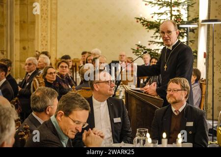 Rund 140 Gaeste aus Politik, Religion und Gesellschaft kommen am 06.01.2024 im evangelischen Kloster Loccum bei Nienburg zum traditionellen Epiphanias-Empfang der hannoverschen Landeskirche zusammen. Redner sind Niedersachsens Ministerpraesident Stephan weil SPD und Landesbischof Ralf Meister im Foto bei seiner Ansprache, der auch Abt des Klosters ist. Der Empfang in dem mehr als 850 Jahre alten Zisterzienserkloster gilt traditionell als Auftakt des politischen Jahres in Niedersachsen. Die Gaeste sitzen dicht gedraengt im Refektorium, dem ehemaligen Speisesaal der Moenche mit hohen gotischen G Stockfoto