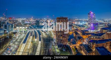 Bahnhof Leeds aus der Vogelperspektive des Bahnhofs im Stadtzentrum von Leeds bei Nacht mit Bahnsteigen und Lichtern in der Abenddämmerung. West Yorkshire Stockfoto