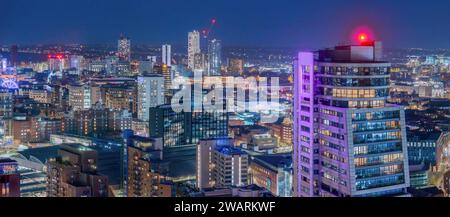 Leeds, Yorkshire. Luftaufnahme im Stadtzentrum von Leeds bei Nacht mit Blick auf Bahnhof, Einzelhandel und Büros mit Bridgewater Place Stockfoto