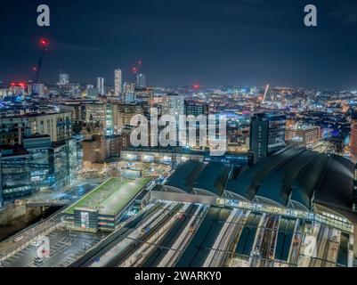 Bahnhof Leeds aus der Vogelperspektive des Bahnhofs im Stadtzentrum von Leeds bei Nacht mit Bahnsteigen und Lichtern in der Abenddämmerung. West Yorkshire Stockfoto