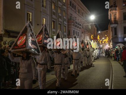 Dreikönigsingen und Glöcklerlauf am Rathausplatz in Gmunden, im oberösterreichischen Salzkammergut, am 05.01.2024. Sowohl das Dreikönigssingen als auch der Glöcklerlauf sind alte, eingeprägte Brauchtumsveranstaltungen im Salzkammergut in Österreich. Während des Glöcklerlaufs tragen junge Burschen prächtig geschmückte Laternenkappen mit meist lokalen Motiven am Kopf. Dabei wird durch laufen, springen und tanzen, mit an Gürteln der weiß Gekleideten angebrachten Glocken, entsprechend Lärm gemacht und dazu gesungen Damit treiben die Glöckler in der letzten Rauhnacht der Saison, dem 5,1. Eines jeden Stockfoto