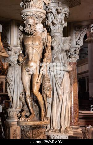 PISA, ITALIEN - 17. SEPTEMBER 2023 - Detail der berühmten Kanzel in der Kathedrale von Pisa, Italien, hergestellt von Giovanni Pisano Stockfoto