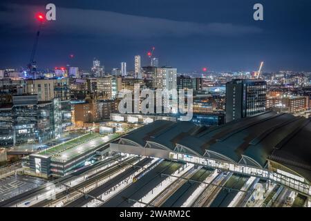 Bahnhof Leeds aus der Vogelperspektive des Bahnhofs im Stadtzentrum von Leeds bei Nacht mit Bahnsteigen und Lichtern in der Abenddämmerung. West Yorkshire Stockfoto