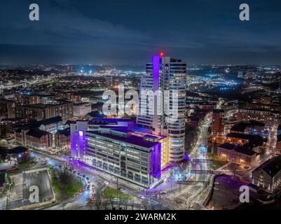 Leeds, Yorkshire. Luftaufnahme im Stadtzentrum von Leeds bei Nacht mit Blick auf Bahnhof, Einzelhandel und Büros mit Bridgewater Place Stockfoto