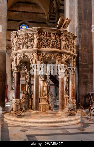 PISA, ITALIEN - 17. SEPTEMBER 2023 - berühmte Kanzel von Giovanni Pisano in der Kathedrale von Pisa, Italien Stockfoto