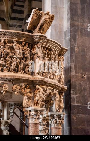 PISA, ITALIEN - 17. SEPTEMBER 2023 - berühmte Kanzel von Giovanni Pisano in der Kathedrale von Pisa, Italien Stockfoto