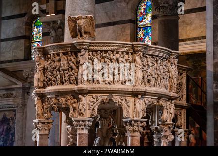 PISA, ITALIEN - 17. SEPTEMBER 2023 - berühmte Kanzel von Giovanni Pisano in der Kathedrale von Pisa, Italien Stockfoto