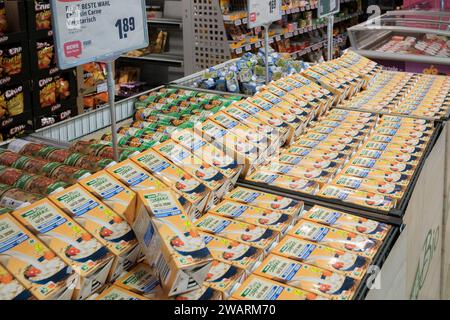 Grosse Menge veganer Hafermilch im REWE-Supermarkt Stockfoto