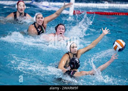 EINDHOVEN - Dafne Bettini von der italienischen Wasserpolo-Mannschaft (f) im Kampf gegen Louise Guillet aus Frankreich bei der Wasserpolo-Europameisterschaft. ANP-SCHLEIFMASCHINE KONING Stockfoto