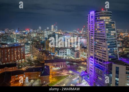 Leeds, Yorkshire. Luftaufnahme im Stadtzentrum von Leeds bei Nacht mit Blick auf Bahnhof, Einzelhandel und Büros mit Bridgewater Place Stockfoto