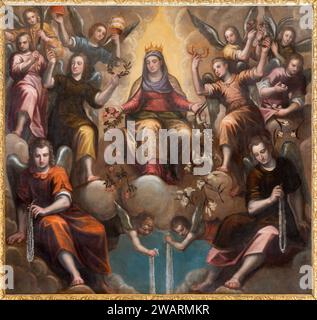 VICENZA, ITALIEN - 7. NOVEMBER 2023: Barockes Gemälde der Jungfrau des Rosenkranzes im Presbyterium der Chruch Chiesa di Santa Corona von Alessandro Magaza Stockfoto