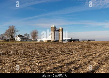 Farm und Silos an einem sonnigen Wintertag im Livingston County, Illinois, USA. Stockfoto