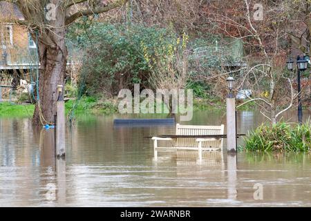 Old Windsor, Großbritannien. Januar 2024. Ein überfluteter Garten in einem Haus auf Ham Island in Old Windsor, Berkshire. Der Wasserstand steigt in der Themse in Old Windsor, Berkshire. Die Themse hat ihre Ufer geplatzt und für die am nächsten an der Themse gelegenen Immobilien ist eine Hochwasserwarnung vorhanden. Quelle: Maureen McLean/Alamy Live News Stockfoto