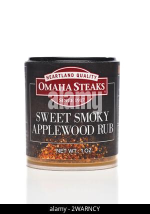 IRVINE, KALIFORNIEN - 3. JAN 2024: Eine Flasche Omaha Steaks Sweet Smoky Applewood Rub. Stockfoto