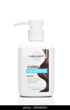 IRVINE, KALIFORNIEN - 3. JAN 2024: Eine Flasche Keracolor Color plus Clenditioner Mocha, um Haare zu reinigen, zu pflegen und zu färben. Stockfoto