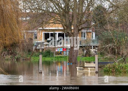 Old Windsor, Großbritannien. Januar 2024. Ein überfluteter Garten in einem Haus auf Ham Island in Old Windsor, Berkshire. Der Wasserstand steigt in der Themse in Old Windsor, Berkshire. Die Themse hat ihre Ufer geplatzt und für die am nächsten an der Themse gelegenen Immobilien ist eine Hochwasserwarnung vorhanden. Quelle: Maureen McLean/Alamy Live News Stockfoto