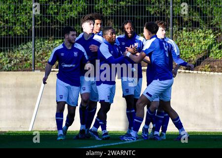 Landore, Swansea, Wales. 6. Januar 2024. AFI Adebayo aus Ipswich Town feiert das erste Tor seiner Mannschaft mit Teamkollegen während des U18-Spiels zwischen Swansea City und Ipswich Town in der Swansea City Academy in Landore, Swansea, Wales, Großbritannien am 6. Januar 2024. Quelle: Duncan Thomas/Majestic Media/Alamy Live News. Stockfoto