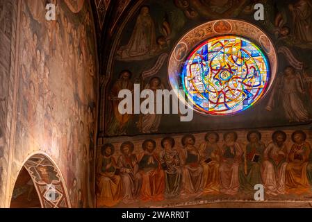 SAN GIMGNANO, ITALIEN - 20. SEPTEMBER 2023 - farbenfrohe alte Fresken am Hauptschiff der Kathedrale von San Gimignano Stockfoto