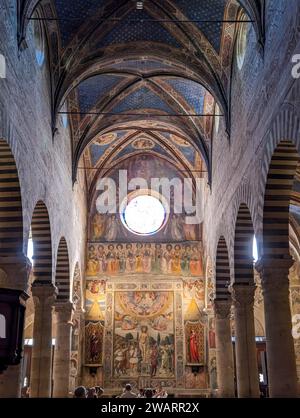 San Gimignano, ITALIEN - 20. SEPTEMBER 2023 - bunte alte Fresken am Hauptschiff der Kathedrale von San Gimignano Stockfoto