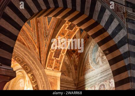 SAN GIMIGNANO, ITALIEN - 20. SEPTEMBER 2023 - ikonische Renaissance-Architektur und Fresken in der Kathedrale von San Gimignano Stockfoto