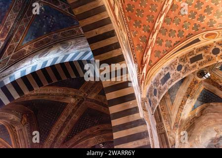 SAN GIMIGNANO, ITALIEN - 20. SEPTEMBER 2023 - ikonische Renaissance-Architektur und Fresken in der Kathedrale von San Gimignano Stockfoto