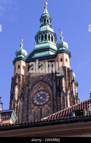 Verschiedene Dachflächen der Gebäude, die in der Nähe des Zentrums von Prag, Tschechien, gefunden werden Stockfoto