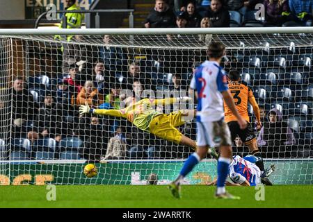 Ewood Park, Blackburn, Großbritannien. Januar 2024. FA Cup Third Round Football, Blackburn Rovers gegen Cambridge United; Torhüter Jack Stevens von Cambridge United wird von Harry Leonard von den Blackburn Rovers für das Tor 5-2 in der 81. Minute geschlagen. Credit: Action Plus Sports/Alamy Live News Stockfoto