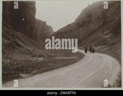 Drei Wanderer auf einer Autobahn, die zwischen Felsen verläuft, ca. 1901 Foto vom Album 'Photographies'. England (möglicherweise) Niederlande (möglicherweise) Karton. Papier Niederländisch-Indien, die Stockfoto