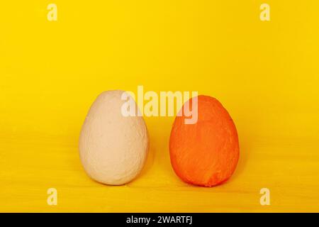 Bunte Ostereier. Ostern dekorative handbemalte Eier auf gelbem Putzhintergrund. osterkonzept, Stockfoto