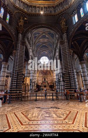 SIENA, ITALIEN - 23. SEPTEMBER 2023 - große mittelalterliche Architektur und der berühmte kunstvolle Boden im Kirchenschiff der Kathedrale von Siena Stockfoto