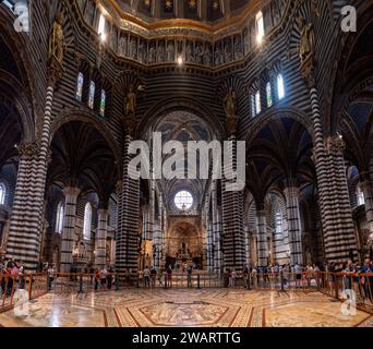 SIENA, ITALIEN - 23. SEPTEMBER 2023 - große mittelalterliche Architektur des Kirchenschiffs der Kathedrale von Siena, Italien Stockfoto