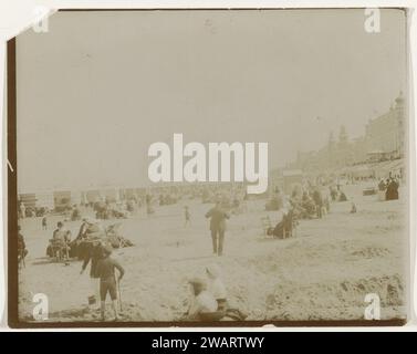 Strand (Nordseeküste), die Niederlande oder Deutschland, ca. 1900 Foto Niederlande fotografische Unterstützung. Papier in oder neben dem Wasser (am Strand) Niederlande. Deutschland Stockfoto