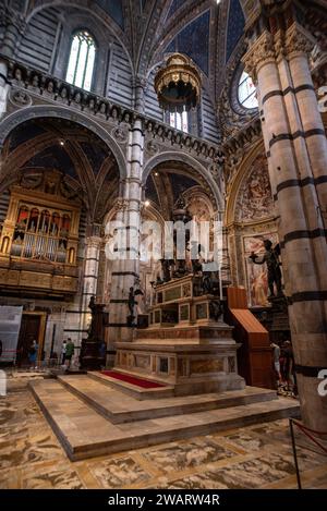 SIENA, ITALIEN - 23. SEPTEMBER 2023 - Presbyterium der Kathedrale von Siena in Italien Stockfoto