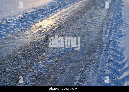 Landstraße im Winter, vereiste Straßenoberfläche. Stockfoto