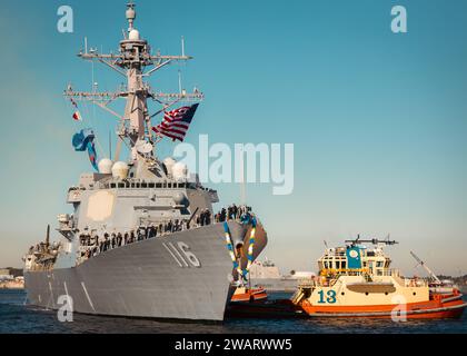 Jacksonville, Usa. Januar 1784. Die Arleigh-Burke-Klasse der US-Marine USS Thomas Hudner kommt nach einem achtmonatigen Einsatz am 4. Januar 2024 in Jacksonville, Florida, auf der Marinestation Mayport an. Credit: MC1 Brandon Vinson/Planetpix/Alamy Live News Credit: Planetpix/Alamy Live News Stockfoto