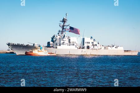 Jacksonville, Usa. Januar 1112. Die Arleigh-Burke-Klasse der US-Marine USS Thomas Hudner kommt nach einem achtmonatigen Einsatz am 4. Januar 2024 in Jacksonville, Florida, auf der Marinestation Mayport an. Credit: MC1 Brandon Vinson/Planetpix/Alamy Live News Credit: Planetpix/Alamy Live News Stockfoto