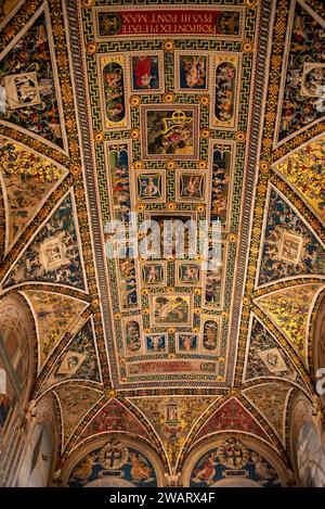 SIENA, ITALIEN - 23. SEPTEMBER 2023 - reich verzierte berühmte Piccolomini-Bibliothek in der Kathedrale von Siena in Italien Stockfoto