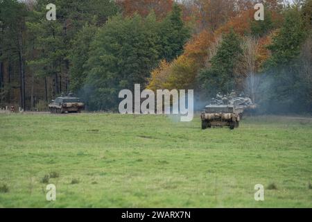 Ein Geschwader der britischen Armee FV4034 Challenger 2 II Hauptkampfpanzer, der sich auf eine militärische Kampfübung aussetzt, Wiltshire UK Stockfoto