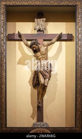 VICENZA, ITALIEN - 7. NOVEMBER 2023: Die geschnitzte polychrome Statue der Kreuzigung in der Kirche Chiesa di Santo Stefano von unbekanntem Künstler. Stockfoto