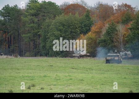 Ein Geschwader der britischen Armee FV4034 Challenger 2 II Hauptkampfpanzer, der sich auf eine militärische Kampfübung aussetzt, Wiltshire UK Stockfoto